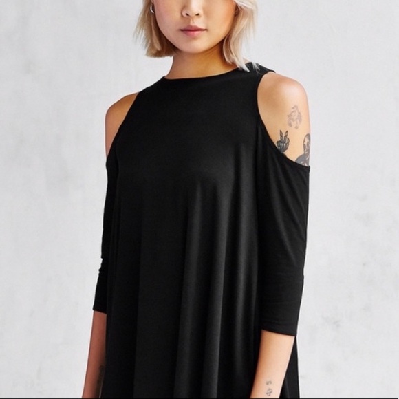 🌷 Urban Outfitters Black Cold Shoulder Top - Picture 2 of 2